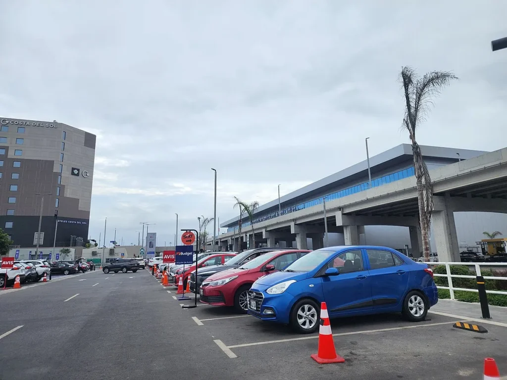 Zona de estacionamiento y recojo de pasajeros: taxi aeropuerto Surco con salida desde el nuevo aeropuerto