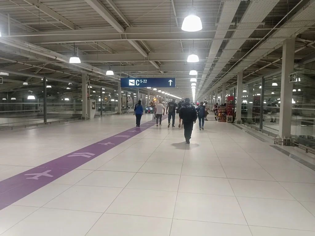Pasillo de llegadas del nuevo aeropuerto Jorge Chávez: taxi aeropuerto Lima